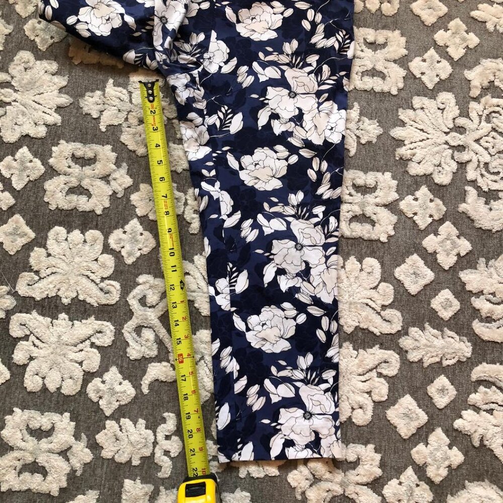 Chicos So Slimming, Dark Blue, floral print, cropped ankle, capris, Sz Chico’s 1 - Picture 7 of 8